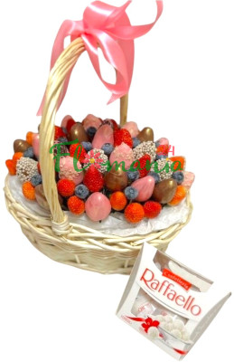 Корзинка с клубникой в шоколаде и Raffaello 
